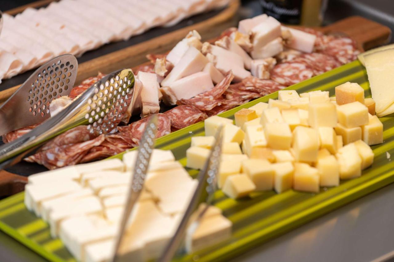 Radisson Blu Hotel, Cluj エクステリア 写真 A cheese platter