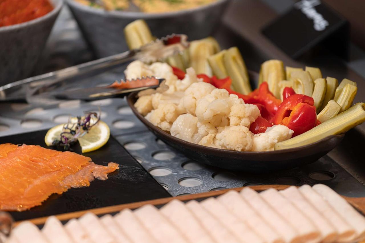 Radisson Blu Hotel, Cluj エクステリア 写真 A buffet at a hotel