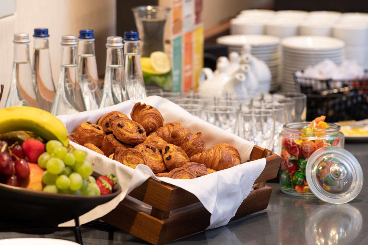 Radisson Blu Hotel, Cluj エクステリア 写真 A buffet at a hotel