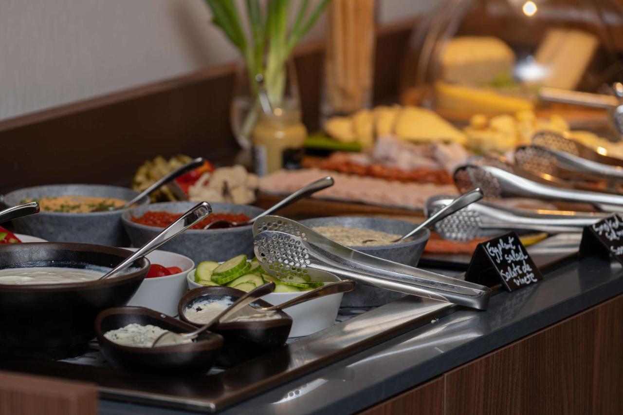 Radisson Blu Hotel, Cluj エクステリア 写真 A salad bar