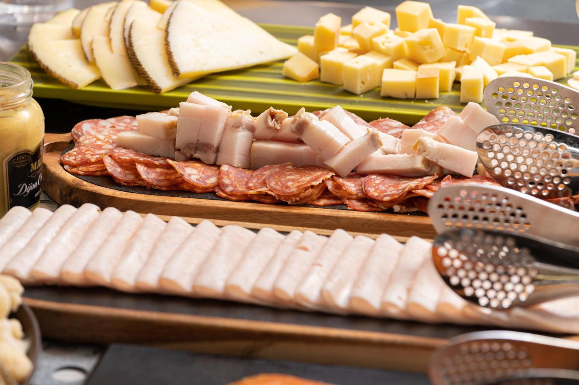 Radisson Blu Hotel, Cluj エクステリア 写真 Salami and cheese