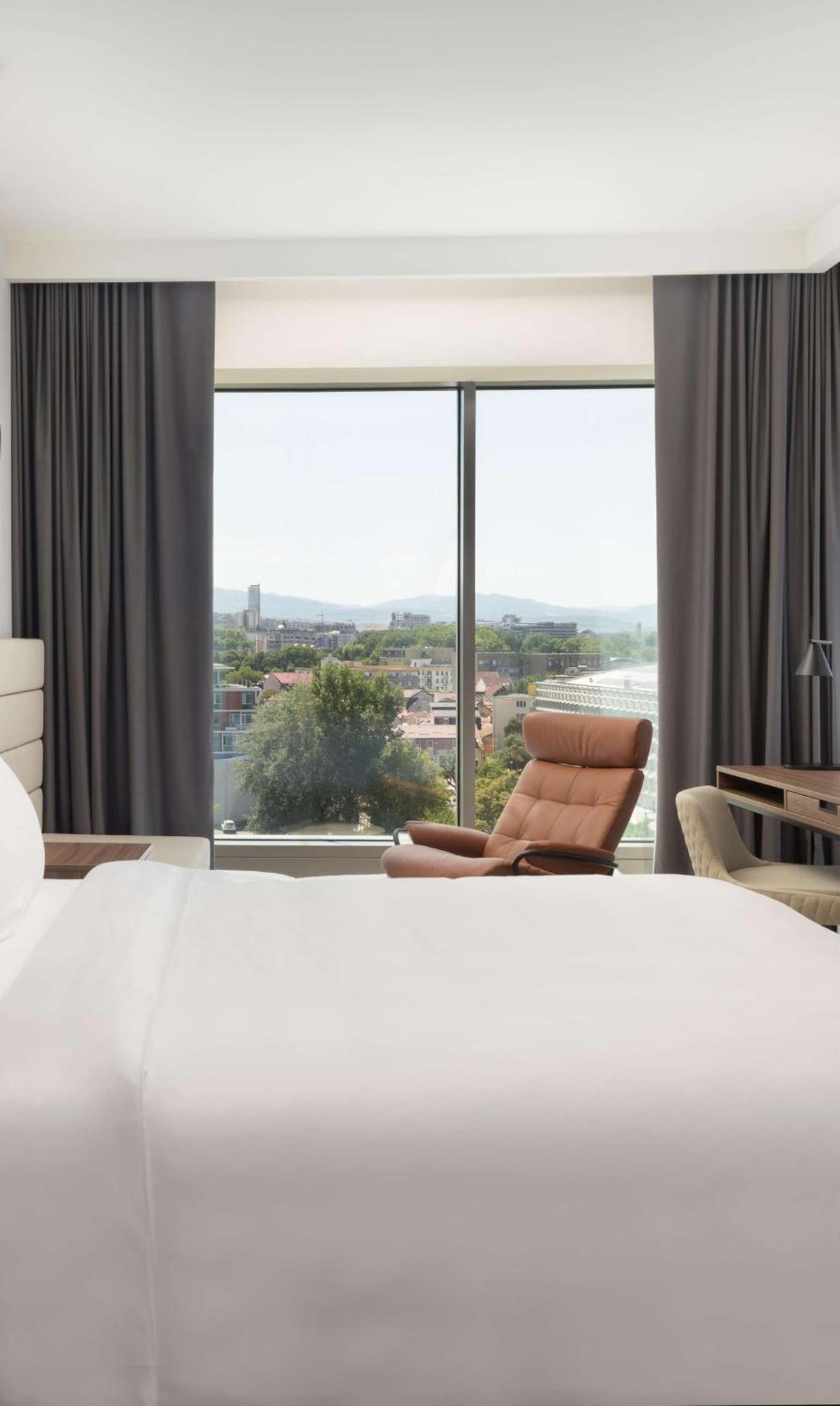 Radisson Blu Hotel, Cluj エクステリア 写真 A guest room at the hotel