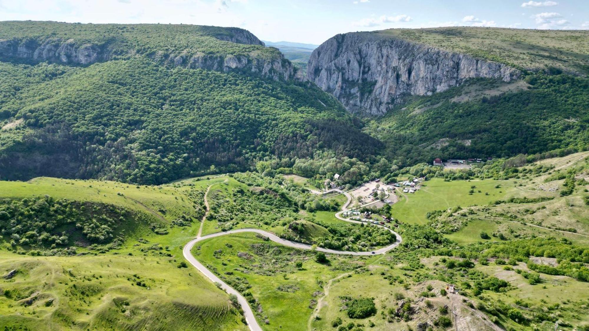 Radisson Blu Hotel, Cluj エクステリア 写真 The road through the gorge