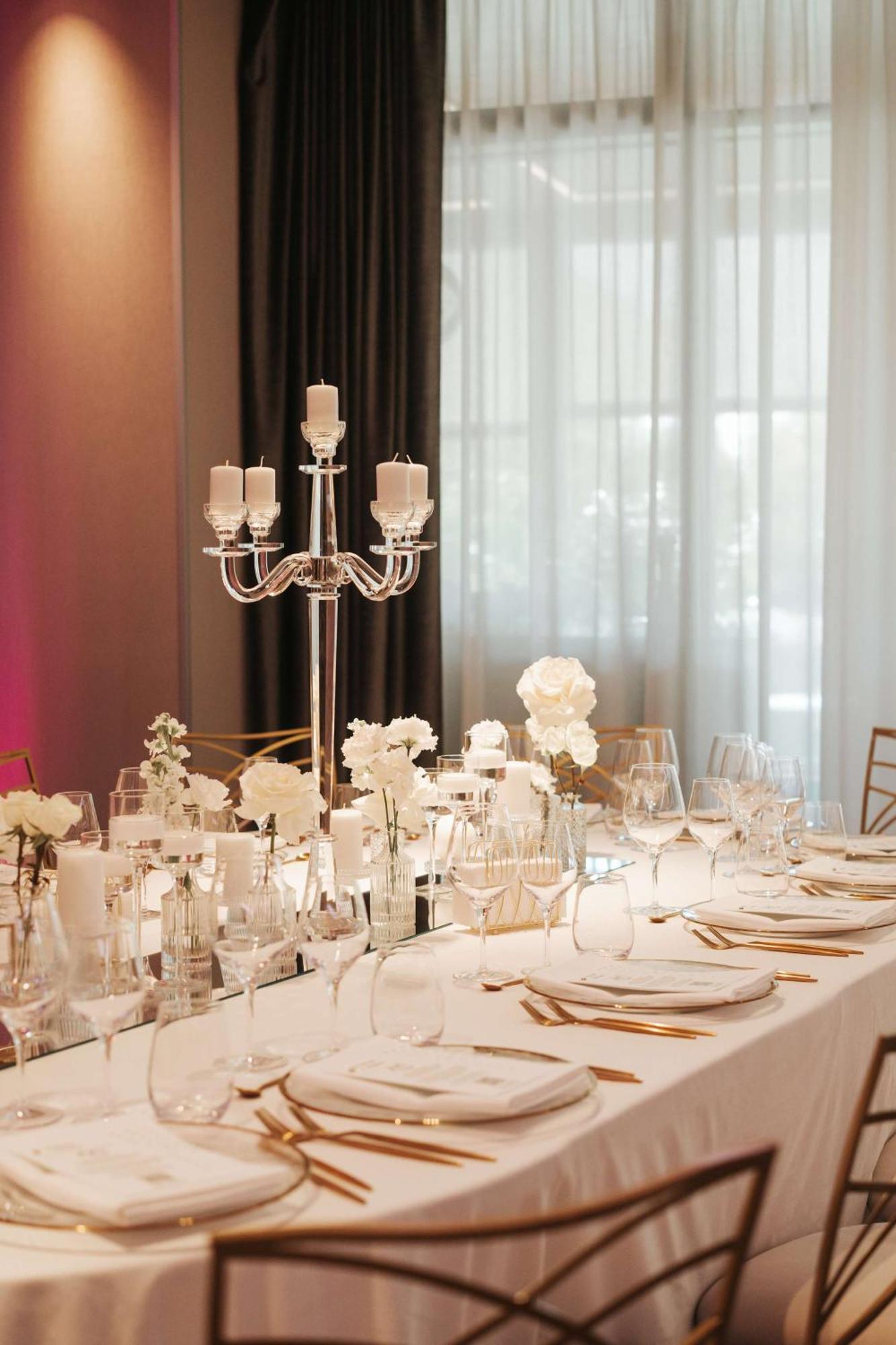 Radisson Blu Hotel, Cluj エクステリア 写真 A table set for a formal dinner